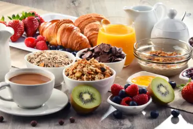 Ladies Business kulinarische Events Vollgedeckter Frühstückstisch mit Müsli, Kaffee und Obst.