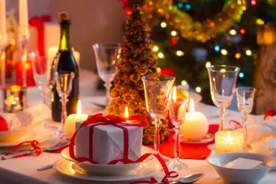 Ladies Business Weihnachts-Events Voll gedeckter und weihnachtlich geschückter Tisch.
